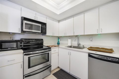 Condo in Miami Beach, Florida, 2 bedrooms  № 1281289 - photo 10