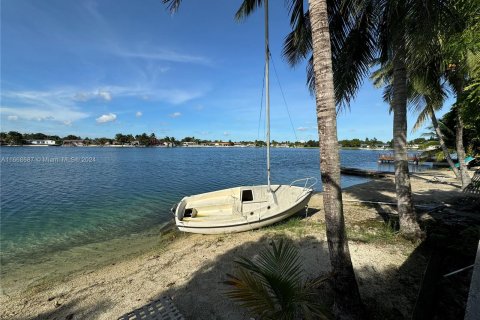 Villa ou maison à vendre à Hialeah, Floride: 6 chambres, 237.09 m2 № 1385782 - photo 21