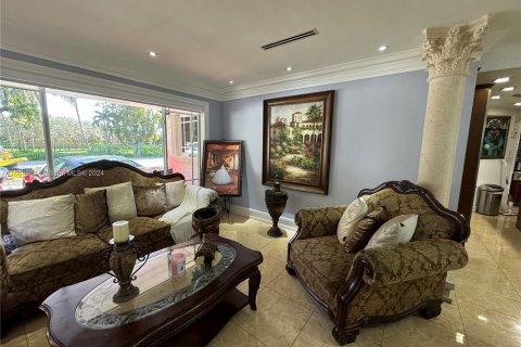 Casa en venta en Hialeah, Florida, 6 dormitorios, 237.09 m2 № 1385782 - foto 4