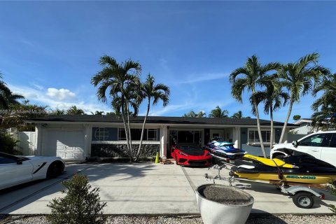 Villa ou maison à vendre à Hialeah, Floride: 6 chambres, 237.09 m2 № 1385782 - photo 1