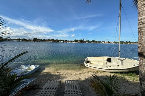 Villa ou maison à vendre à Hialeah, Floride: 6 chambres, 237.09 m2 № 1385782 - photo 20