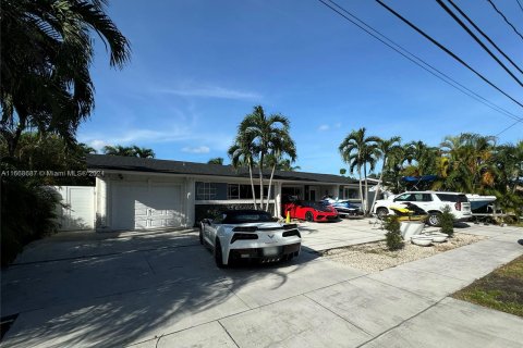 Casa en venta en Hialeah, Florida, 6 dormitorios, 237.09 m2 № 1385782 - foto 2