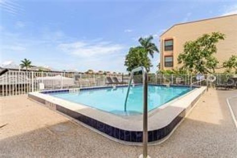 Copropriété à vendre à Cape Coral, Floride: 2 chambres, 130.99 m2 № 1386524 - photo 17