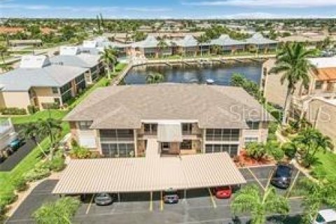 Copropriété à vendre à Cape Coral, Floride: 2 chambres, 130.99 m2 № 1386524 - photo 1