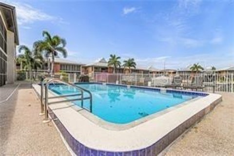 Copropriété à vendre à Cape Coral, Floride: 2 chambres, 130.99 m2 № 1386524 - photo 18