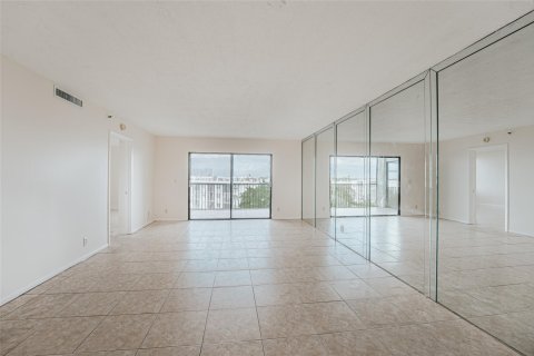 Condo in Pompano Beach, Florida, 2 bedrooms  № 970224 - photo 18