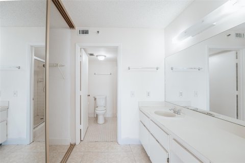 Condo in Pompano Beach, Florida, 2 bedrooms  № 970224 - photo 7