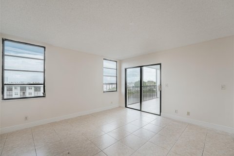 Condo in Pompano Beach, Florida, 2 bedrooms  № 970224 - photo 10