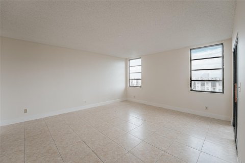 Condo in Pompano Beach, Florida, 2 bedrooms  № 970224 - photo 12