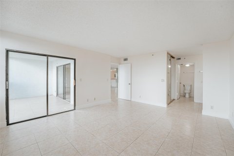 Condo in Pompano Beach, Florida, 2 bedrooms  № 970224 - photo 9