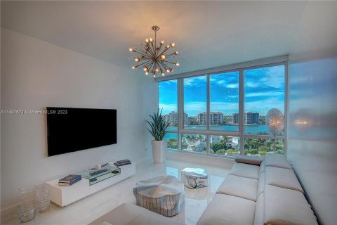 Condo in Miami Beach, Florida, 1 bedroom  № 858395 - photo 1