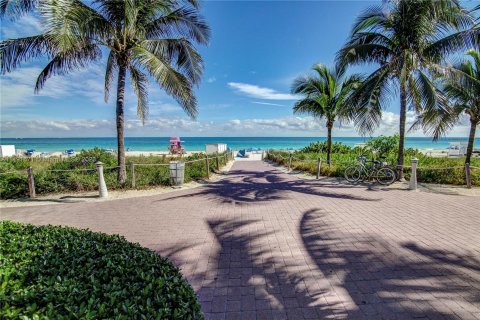 Condo in Miami Beach, Florida, 1 bedroom  № 858395 - photo 22