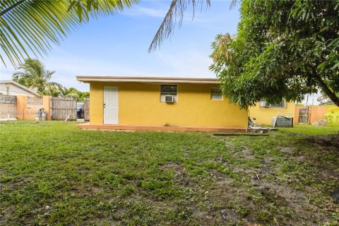 House in Miami Gardens, Florida 3 bedrooms, 139.91 sq.m. № 1333025 - photo 18