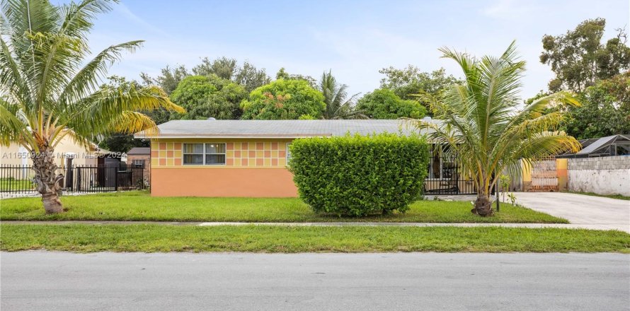 House in Miami Gardens, Florida 3 bedrooms, 139.91 sq.m. № 1333025