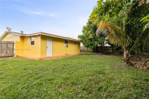 House in Miami Gardens, Florida 3 bedrooms, 139.91 sq.m. № 1333025 - photo 21