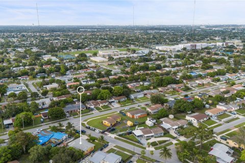 Casa en venta en Miami Gardens, Florida, 3 dormitorios, 139.91 m2 № 1333025 - foto 26