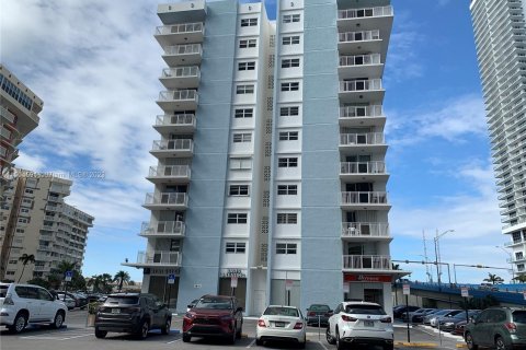 Condominio en venta en Hallandale Beach, Florida, 1 dormitorio, 60.01 m2 № 912612 - foto 1
