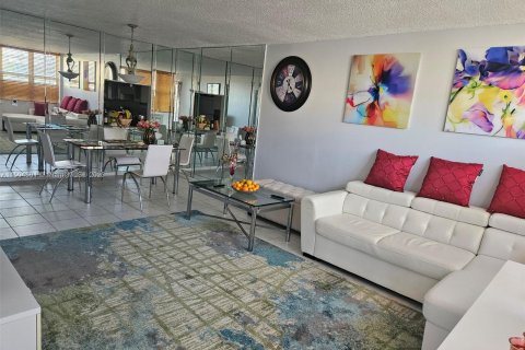 Condominio en venta en Hallandale Beach, Florida, 1 dormitorio, 60.01 m2 № 912612 - foto 4
