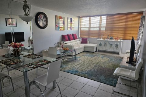 Condominio en venta en Hallandale Beach, Florida, 1 dormitorio, 60.01 m2 № 912612 - foto 12