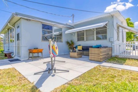Villa ou maison à vendre à Deerfield Beach, Floride: 4 chambres, 141.95 m2 № 725987 - photo 24
