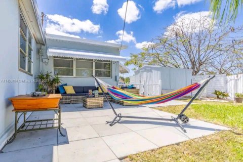 Casa en venta en Deerfield Beach, Florida, 4 dormitorios, 141.95 m2 № 725987 - foto 23