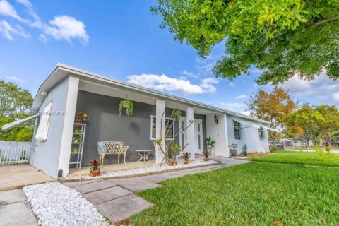 Casa en venta en Deerfield Beach, Florida, 4 dormitorios, 141.95 m2 № 725987 - foto 1