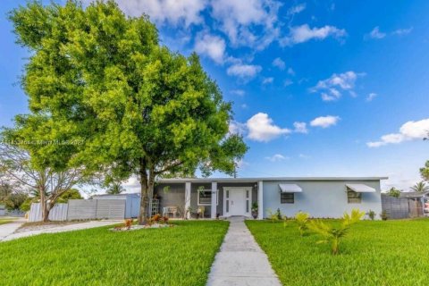 Villa ou maison à vendre à Deerfield Beach, Floride: 4 chambres, 141.95 m2 № 725987 - photo 2