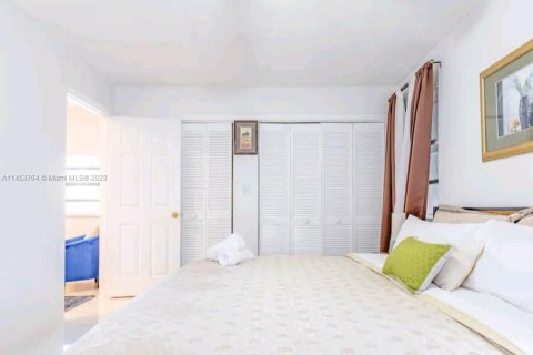 House in Deerfield Beach, Florida 4 bedrooms, 141.95 sq.m. № 725987 - photo 21