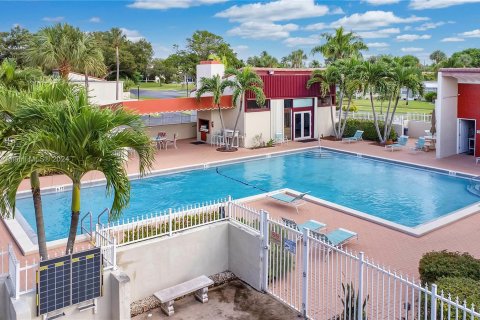 Condominio en venta en Palm Springs, Florida, 2 dormitorios, 102.47 m2 № 1330752 - foto 24