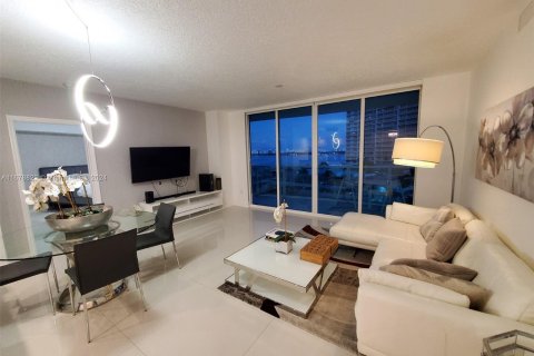 Condo in North Bay Village, Florida, 2 bedrooms  № 1406268 - photo 2