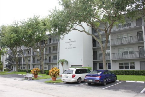 Copropriété à vendre à Pembroke Pines, Floride: 1 chambre, 63.64 m2 № 1293468 - photo 1