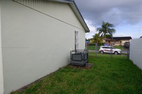 House in Homestead, Florida 3 bedrooms, 106.28 sq.m. № 1271402 - photo 4