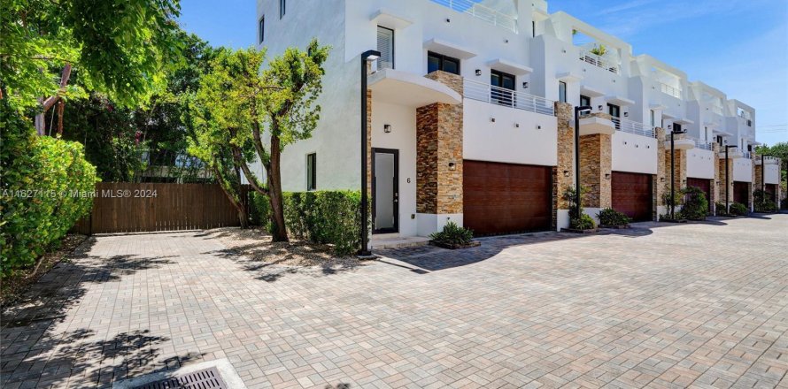 Townhouse in Miami, Florida 3 bedrooms, 239.41 sq.m. № 1281671