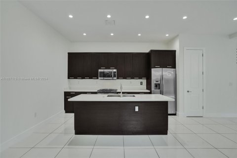 Townhouse in Miami, Florida 3 bedrooms, 239.41 sq.m. № 1281671 - photo 6