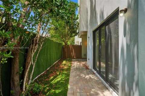 Townhouse in Miami, Florida 3 bedrooms, 239.41 sq.m. № 1281671 - photo 13