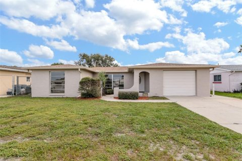 House in Holiday, Florida 2 bedrooms, 129.41 sq.m. № 1404071 - photo 1