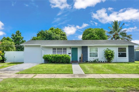 Villa ou maison à vendre à Miami, Floride: 4 chambres, 134.89 m2 № 1355321 - photo 2