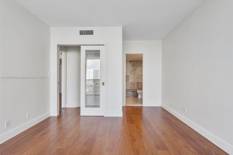 Condo in Miami Beach, Florida, 1 bedroom  № 1355233 - photo 27