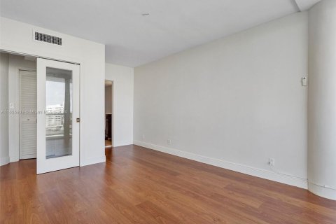 Condo in Miami Beach, Florida, 1 bedroom  № 1355233 - photo 29