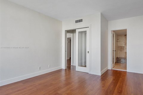 Condo in Miami Beach, Florida, 1 bedroom  № 1355233 - photo 28