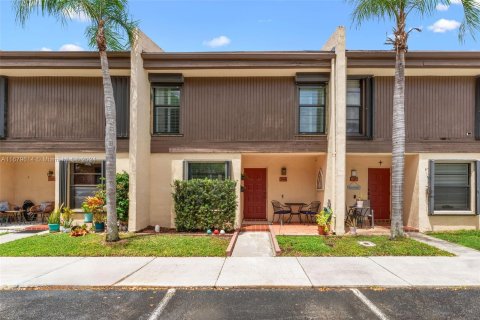 Townhouse in Pembroke Pines, Florida 3 bedrooms, 136.75 sq.m. № 1408999 - photo 1