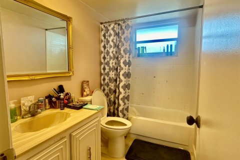 Condo in Palm Springs, Florida, 1 bedroom  № 1159470 - photo 12