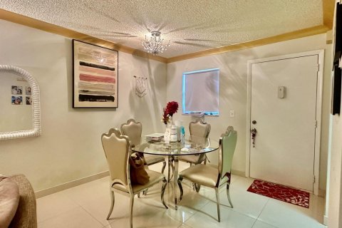 Condo in Palm Springs, Florida, 1 bedroom  № 1159470 - photo 24