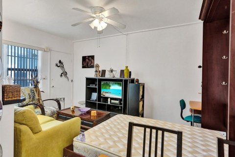 Condominio en venta en Surfside, Florida, 1 dormitorio, 52.03 m2 № 1136126 - foto 19