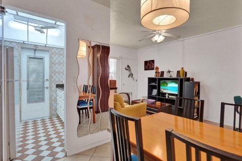 Condominio en venta en Surfside, Florida, 1 dormitorio, 52.03 m2 № 1136126 - foto 12