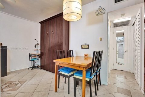 Condominio en venta en Surfside, Florida, 1 dormitorio, 52.03 m2 № 1136126 - foto 13