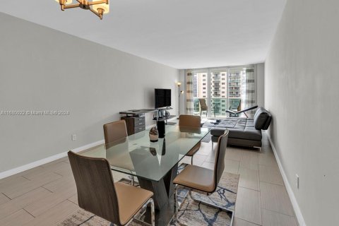 Condominio en venta en Sunny Isles Beach, Florida, 1 dormitorio, 93.37 m2 № 1410851 - foto 9