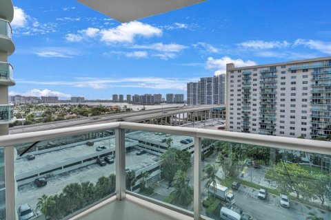 Condominio en venta en Sunny Isles Beach, Florida, 1 dormitorio, 93.37 m2 № 1410851 - foto 16