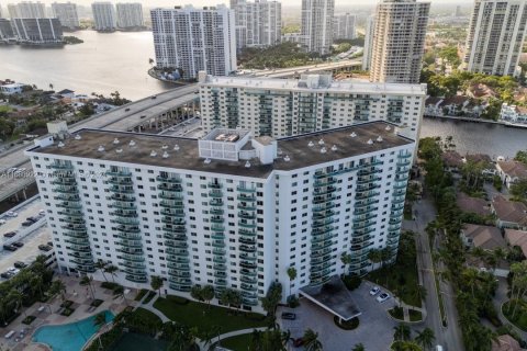 Condominio en venta en Sunny Isles Beach, Florida, 1 dormitorio, 93.37 m2 № 1410851 - foto 2