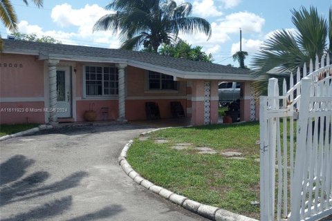 House in Miami Gardens, Florida 3 bedrooms, 137.5 sq.m. № 1235171 - photo 1